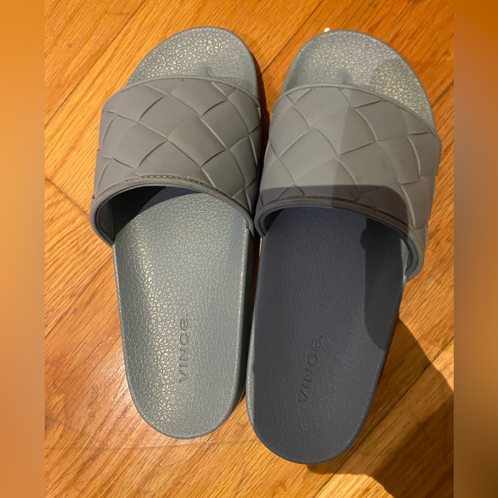 Vince blue flip flop sandles worn twice 8.5